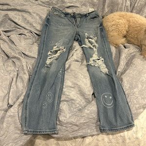 hollister smiley high rise ripped mom jeans